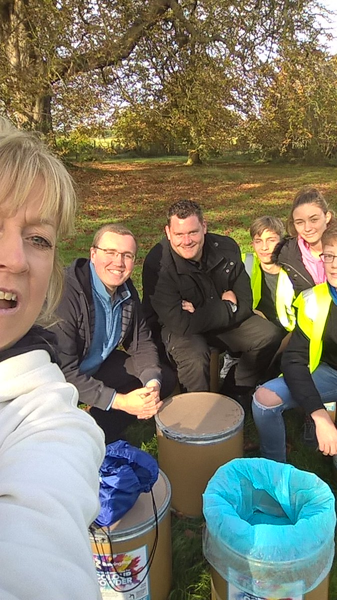 TVP_Bucks's tweet image. Aylesbury cadets are assisting the Florence Nightingale colour rush event 😃 Blue is the colour, #fnhospice #colourrush #letsgetmessy #C9855
