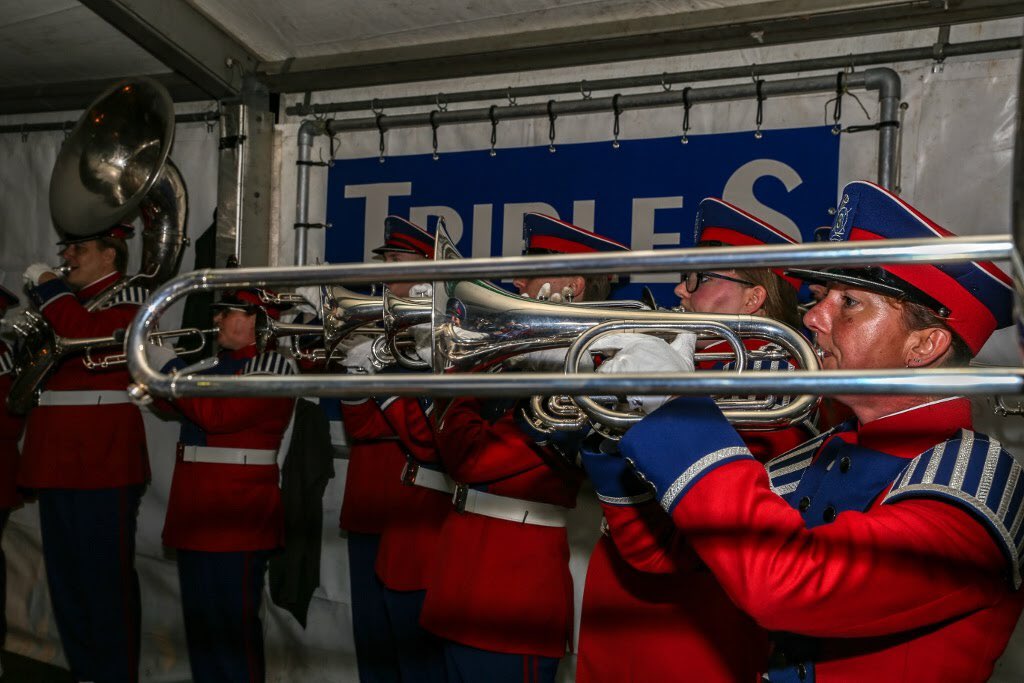 Traditiegetrouw heeft de A-band, dit keer samen met locoburgemeester Peter Calis, het <a href="/OktfestLaren/">Oktoberfest Laren</a> in #laren geopend. Overal in het dorp waren de Tiroler feestgangers al gespot, allemaal op weg naar een gezellig avondje in de feesttent. mcclaren.nl/mcc-opent-okto…