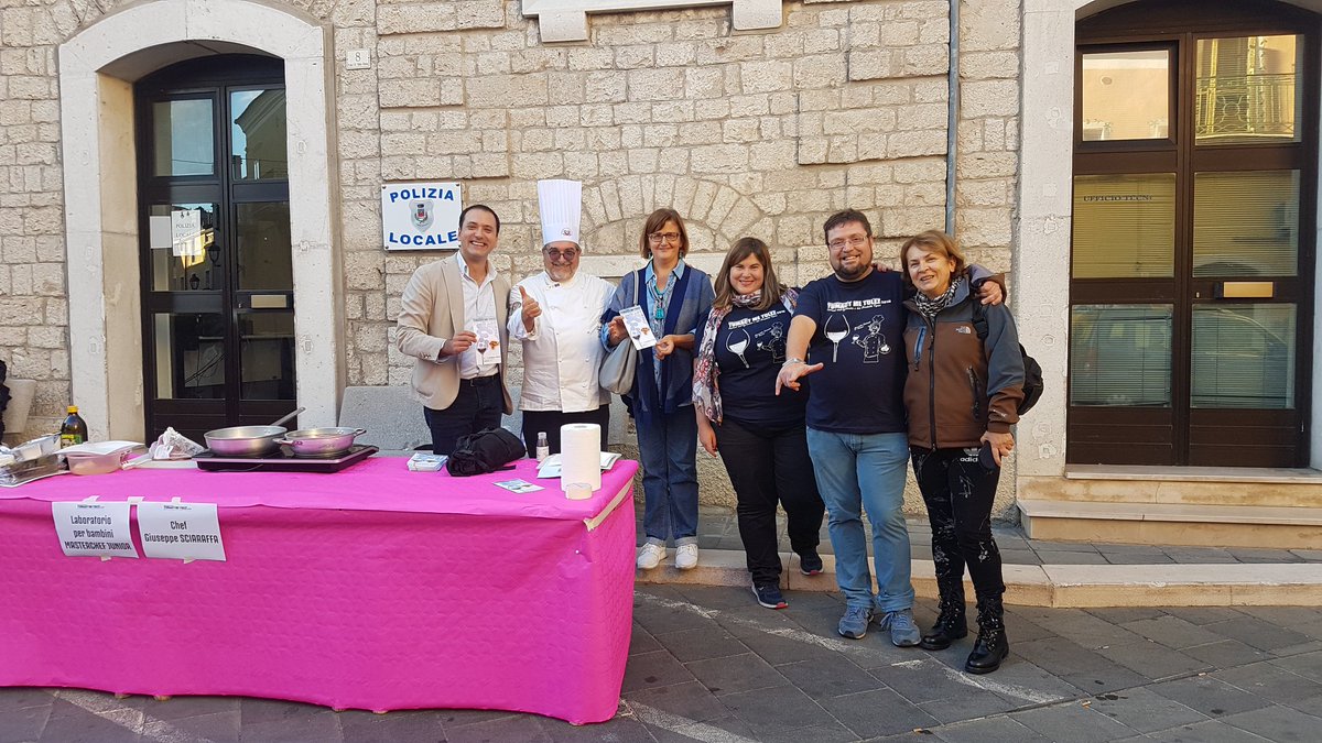 roccofranciosa's tweet photo. ๐๐๐Buona la prima @prolocobarile
#tumact2018 #dilusso ๐๐ท
Grazie ai volontari, alle istituzioni, alle aziende vitivinicole, ai cuochi, agli espositori, agli artisti, ai musicisti e ai tanti partecipanti!
Ci vediamo a #Barile per vivere un'altra serata di TUMACT ME TULEZ https://t.co/OJisRvamo2