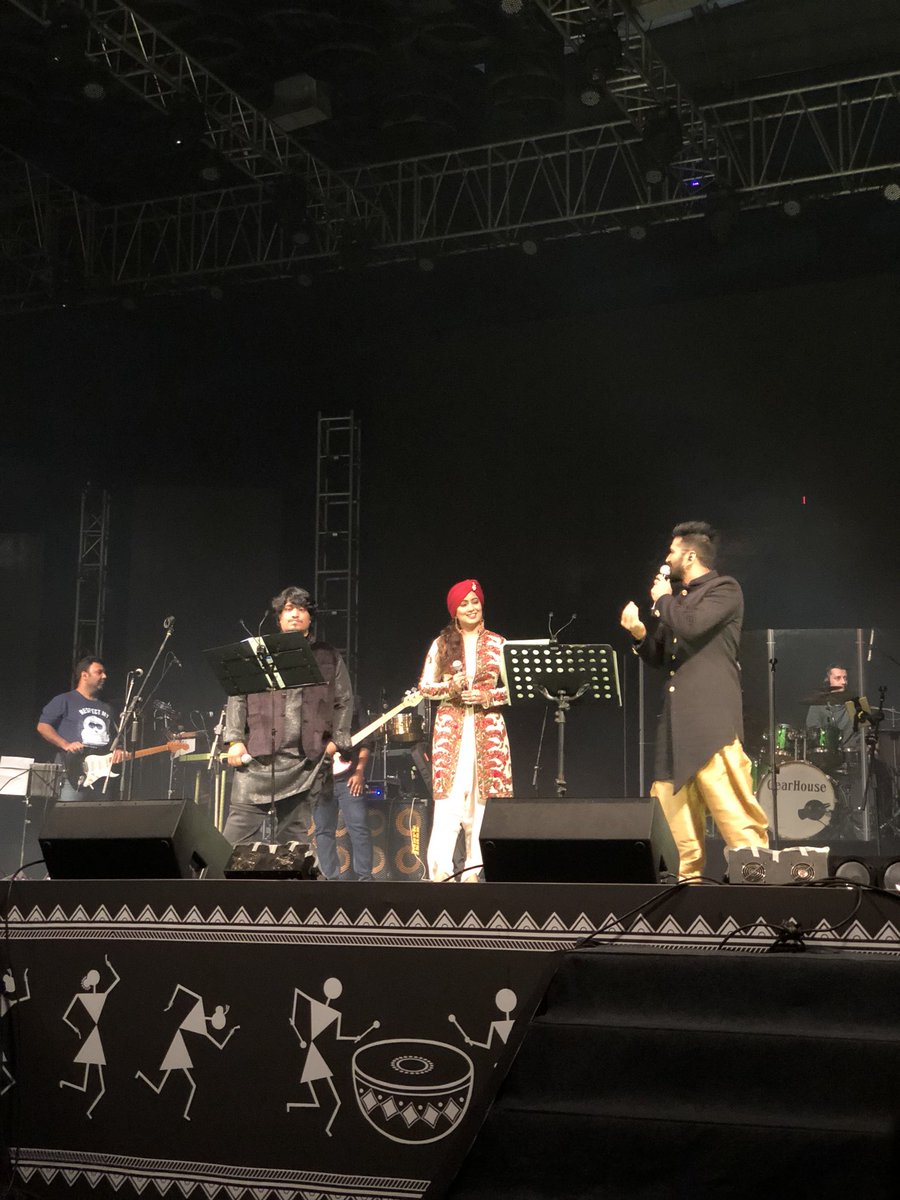Singer_kaushiki's tweet photo. Great Band, Amazing energy... Had a great time listening to you live for the first time @ItsAmitTrivedi !! Love your compositions 😊🙏@HarshdeepKaur you looked stunning n sounded gorgeous 😍😊.. @dddrums @ParasFlute @rhythmshaw you all were mind blowing 😊😊🙏 #paddyfields2018 https://t.co/EJA6bqA0SF