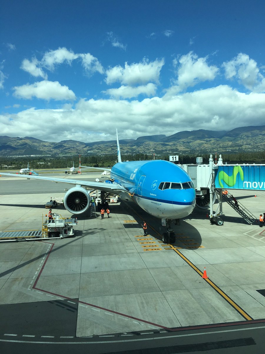 Mutzi51's tweet photo. @KLM_UK #KLMat99 spectacular landing in Quito surrounded by mountains and volcanoes. Ecuador is a truly beautiful and amazing country. Canβt wait to go back! https://t.co/KcqDisDBHj
