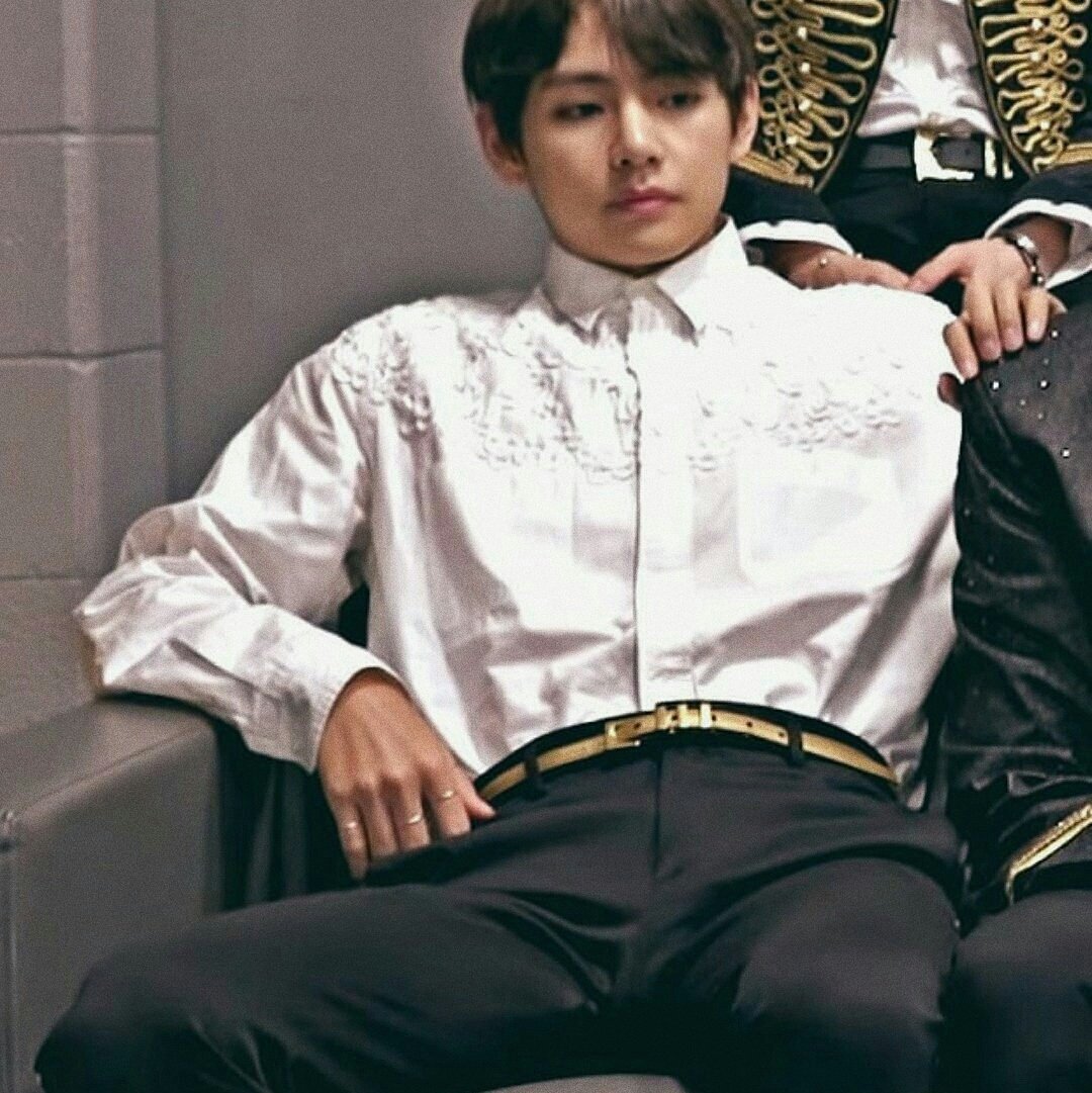 ratedtaehyungv's tweet photo. Which one do you prefer? https://t.co/DX4MDzJ4VH