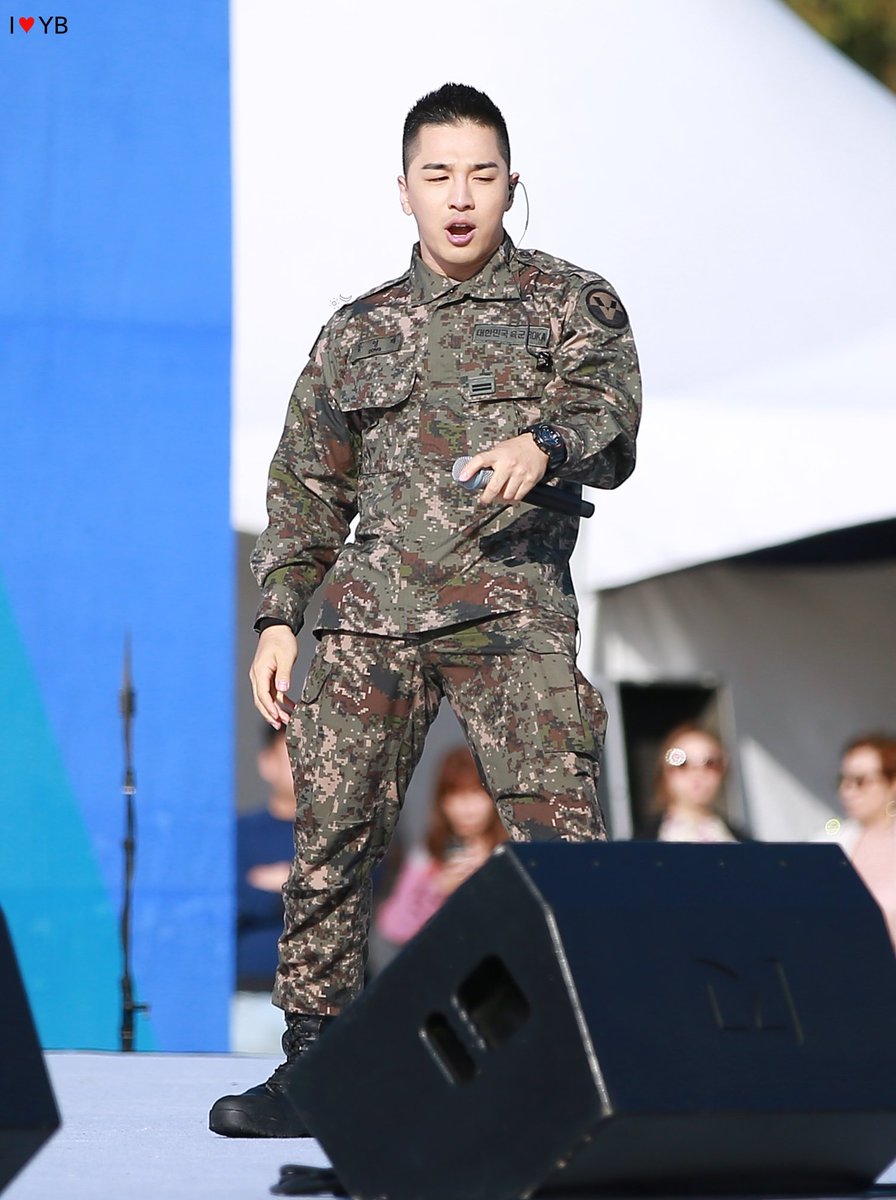 URTHESUN's tweet photo. 181007 #태양 @ 지상군페스티벌 🚩

동슈스 간지폭발에 계룡대도 폭발💥💥💥

@Realtaeyang #지상군페스티벌
#동영배 #TAEYANG #영배 #태양달 https://t.co/P4Oir8NcKL