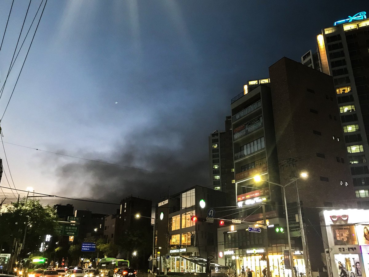 funkyheoung's tweet photo. 마포인데 검게 연기가 둘러 쌓았다 #고양시화재 #유독가스 https://t.co/gPJ3hHO7L3