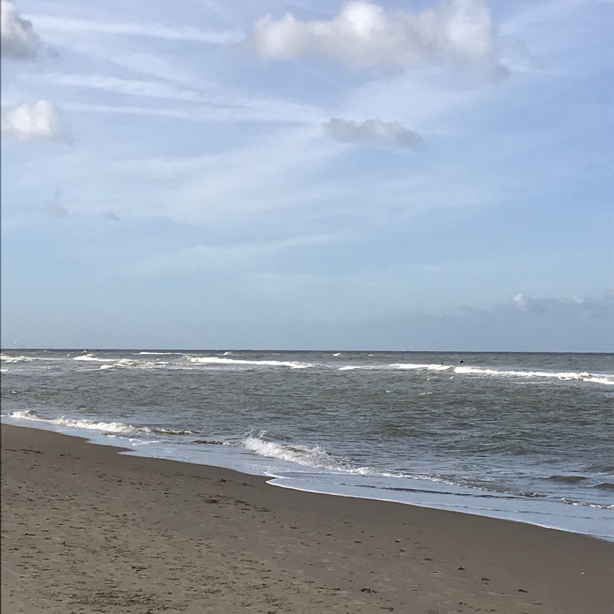aartje35's tweet photo. #uitwaaien #strand #Katwijk #zonopjegezicht #windinderug #koffie @DirkSchipper #Zand #perfect ☀️day https://t.co/ITKA5zme8N