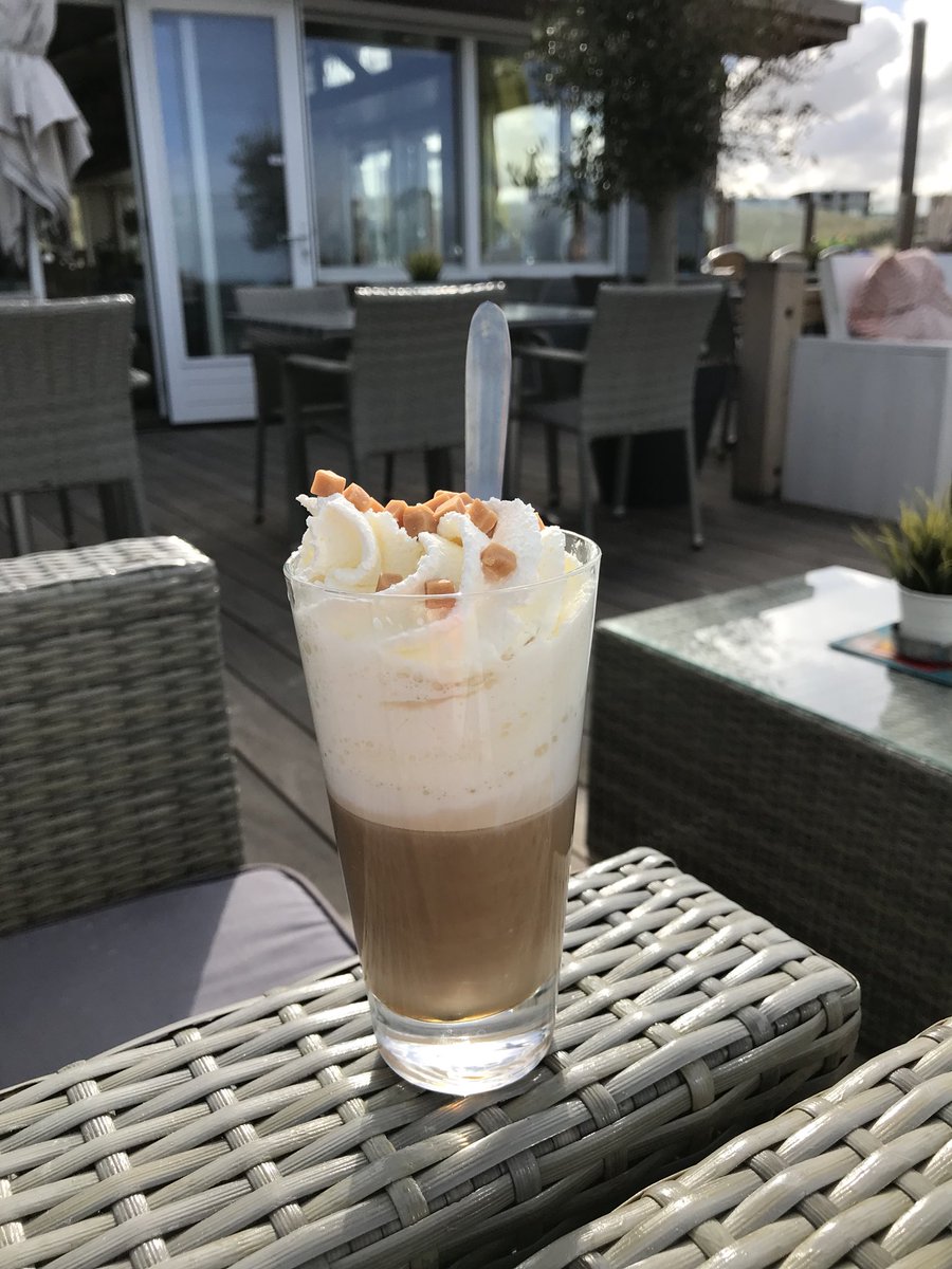 aartje35's tweet photo. #uitwaaien #strand #Katwijk #zonopjegezicht #windinderug #koffie @DirkSchipper #Zand #perfect ☀️day https://t.co/ITKA5zme8N