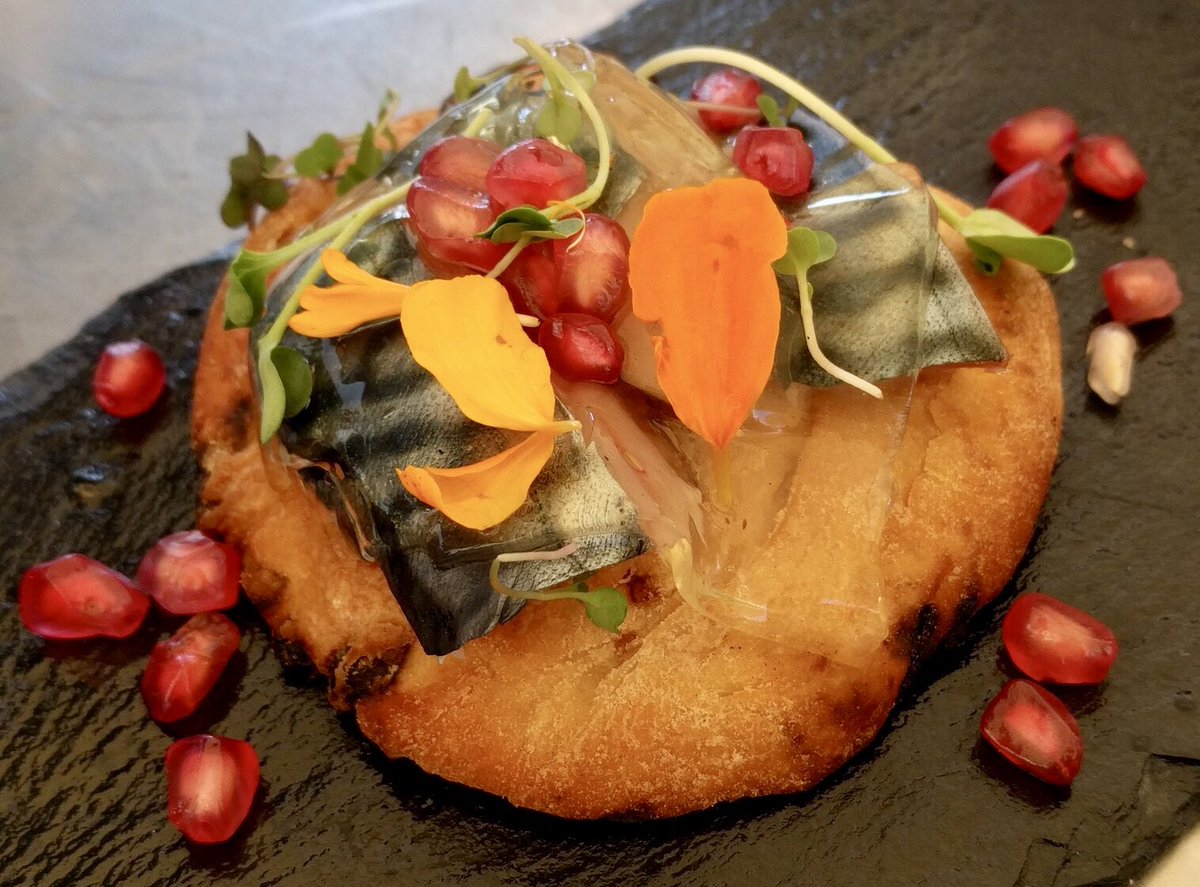 Primer #showcooking para #MdeAlejandria en la <a href="/Gourmet_Race/">Gourmet Race</a> “Caballa ahumada con velo de regaliz sobre coca de Moscatel y granadas” de Juan Casamayor
Gracias <a href="/JuanMoll67/">Juan Moll</a> Director #GourmetRace