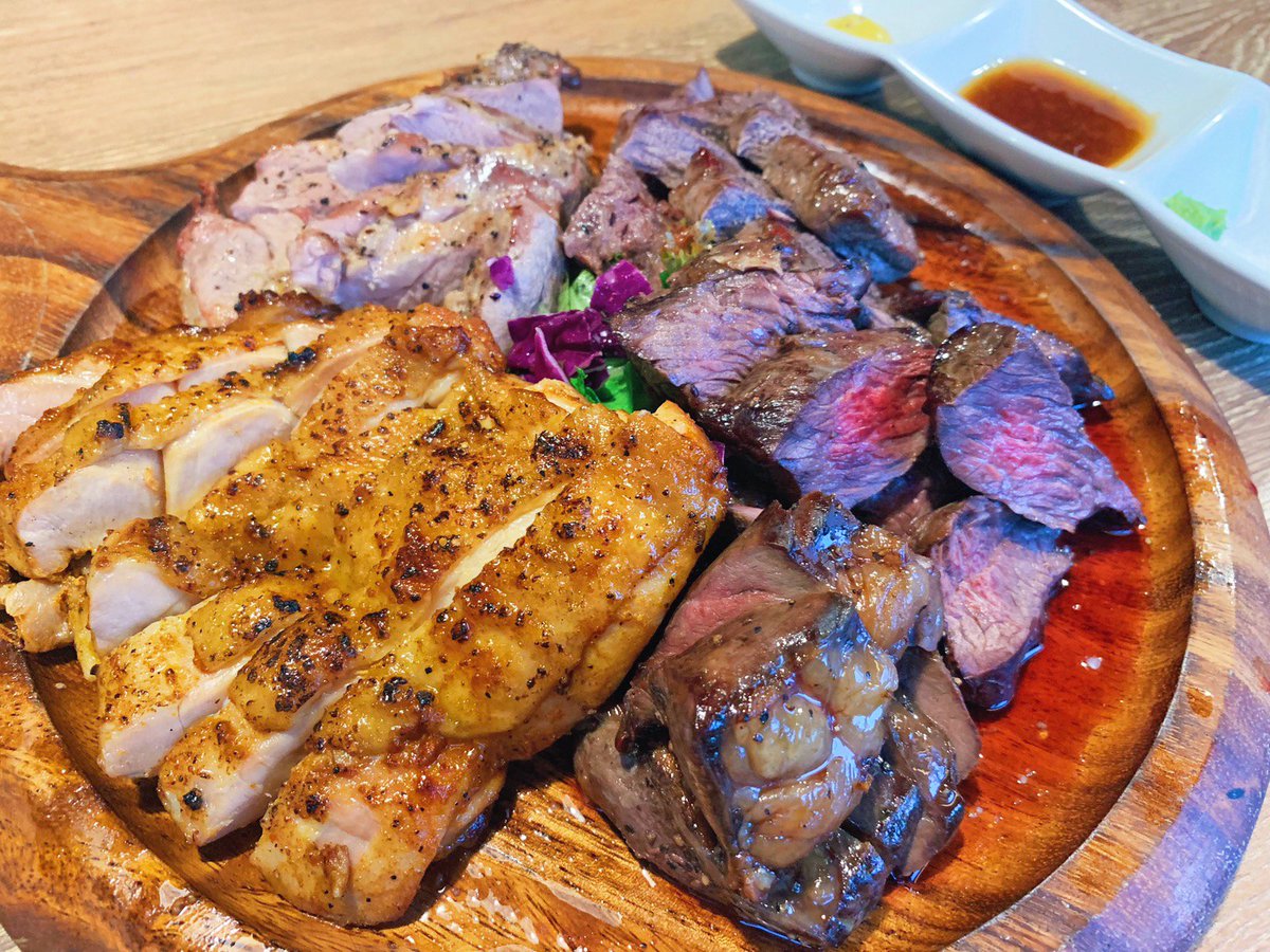 muni_gurume's tweet photo. 【炉区】
@東京：秋葉原駅から徒歩1分

総重量1kgものお肉の盛り合わせを堪能できるお店。
牛や豚、鶏、ラム肉などお肉を豊富に取り扱っているお店で、希少部位も含めて豪快に肉を盛った姿は圧巻！
岩塩やソース、ハニーマスタードが運ばれてくるので味の変化を楽しみながら食べられます✨ https://t.co/OIBrkEY0gC