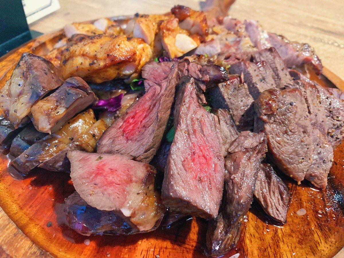 muni_gurume's tweet photo. 【炉区】
@東京：秋葉原駅から徒歩1分

総重量1kgものお肉の盛り合わせを堪能できるお店。
牛や豚、鶏、ラム肉などお肉を豊富に取り扱っているお店で、希少部位も含めて豪快に肉を盛った姿は圧巻！
岩塩やソース、ハニーマスタードが運ばれてくるので味の変化を楽しみながら食べられます✨ https://t.co/OIBrkEY0gC