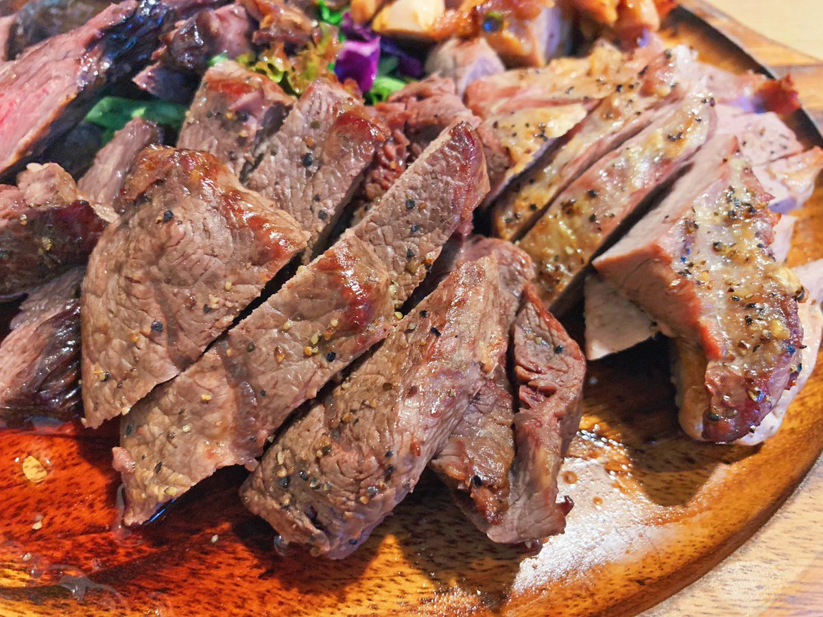 muni_gurume's tweet photo. 【炉区】
@東京：秋葉原駅から徒歩1分

総重量1kgものお肉の盛り合わせを堪能できるお店。
牛や豚、鶏、ラム肉などお肉を豊富に取り扱っているお店で、希少部位も含めて豪快に肉を盛った姿は圧巻！
岩塩やソース、ハニーマスタードが運ばれてくるので味の変化を楽しみながら食べられます✨ https://t.co/OIBrkEY0gC