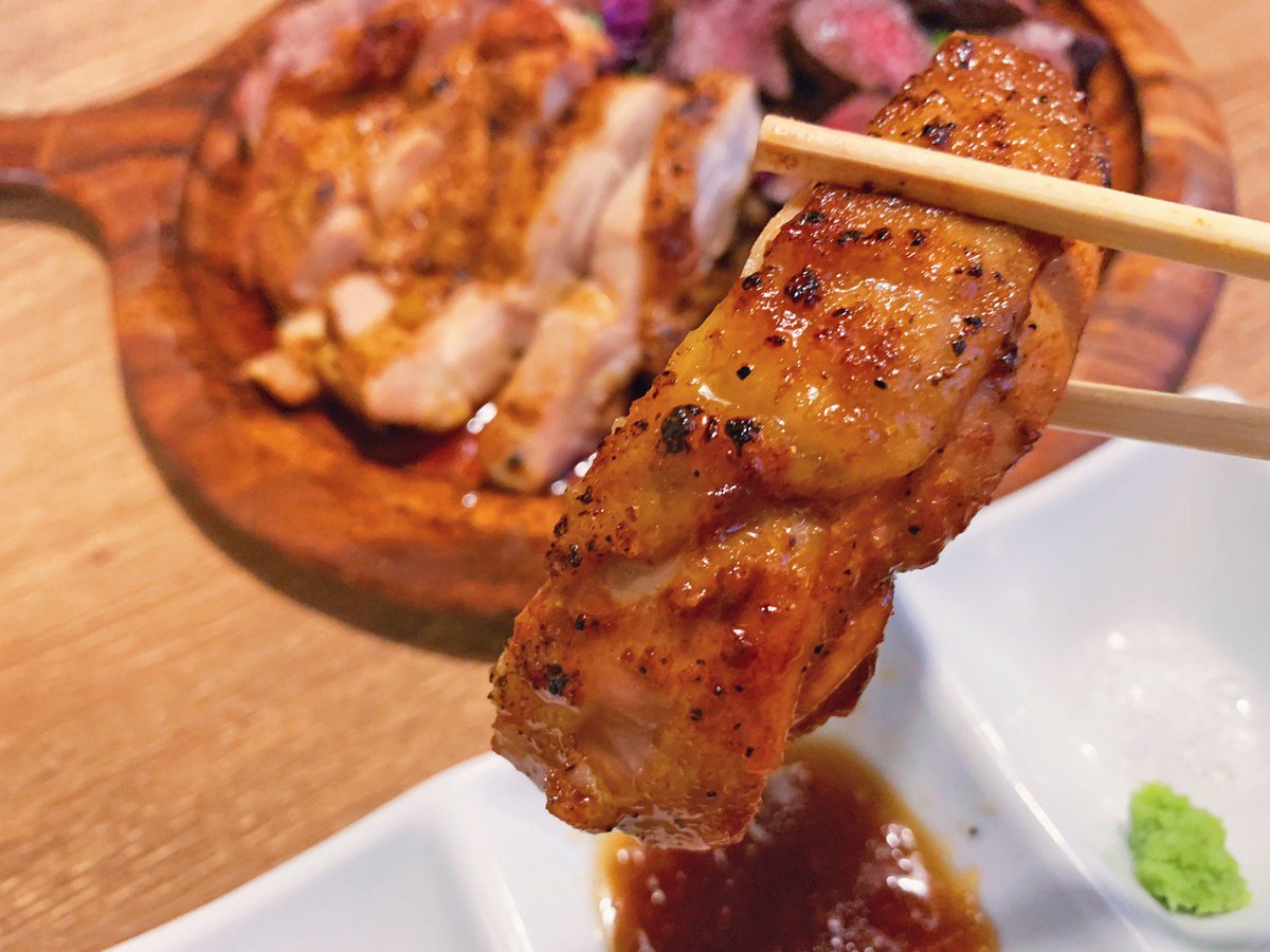 muni_gurume's tweet photo. 【炉区】
@東京：秋葉原駅から徒歩1分

総重量1kgものお肉の盛り合わせを堪能できるお店。
牛や豚、鶏、ラム肉などお肉を豊富に取り扱っているお店で、希少部位も含めて豪快に肉を盛った姿は圧巻！
岩塩やソース、ハニーマスタードが運ばれてくるので味の変化を楽しみながら食べられます✨ https://t.co/OIBrkEY0gC