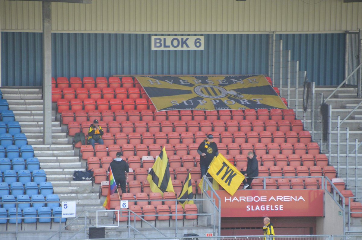 Hvepsene1919's tweet photo. Supporterne er ved at gøre sig klar, og ds har selvfølgelig Danmarks bedste flag med
#Tyk #Elsker2Div #Hvepsene #DetErBareForSjov https://t.co/Iyl7CWnLr7