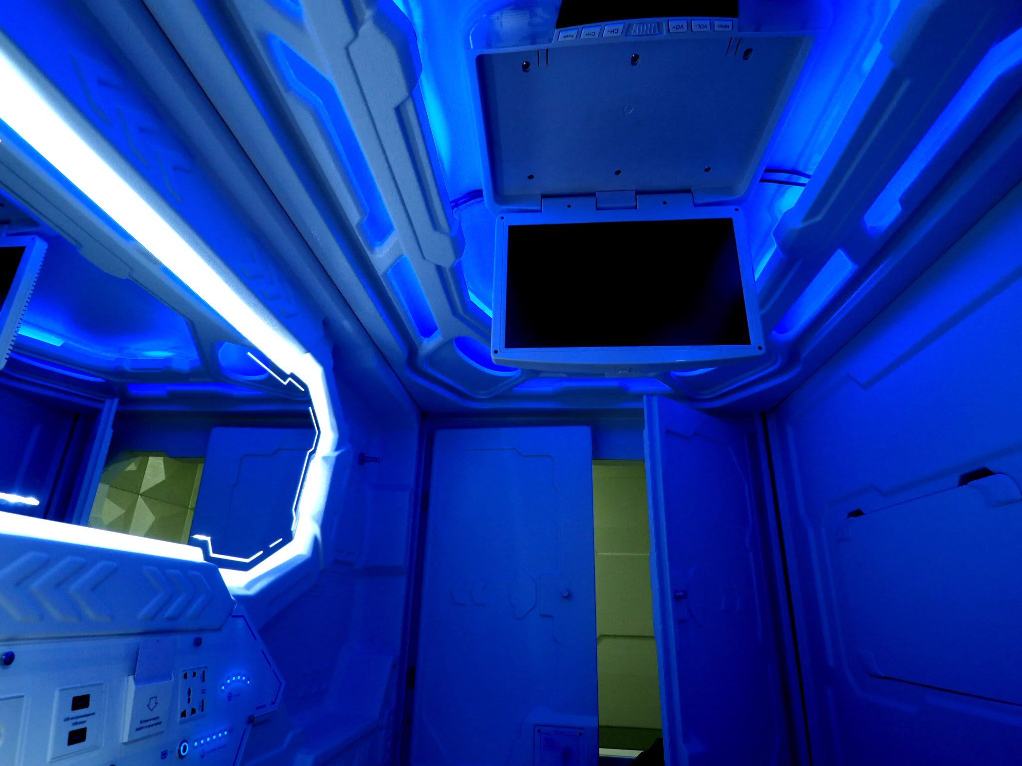 わざわざ泊まりに行きたい！宇宙船チックなカプセルホテル！！
