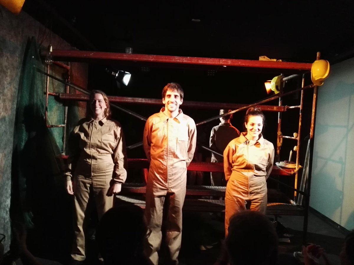 Això que fan a <a href="/SalaFlyhard/">Sala Flyhard</a> és de traca! Una farsa molt actual, incisiva i molt, molt divertida! I mola moltíssim veure el <a href="/XaviGardes/">Xavi Gardés</a> fent tot el que fa. Aneu-hi de cap!