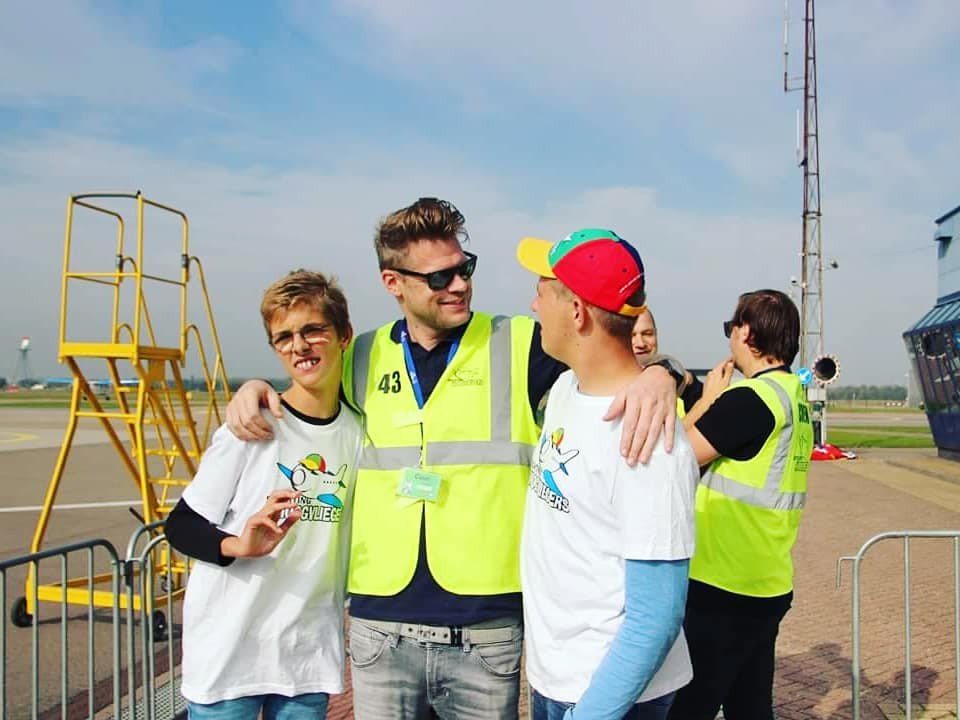 Gisteren was een geweldige dag in Den Helder met de Stichting Hoogvliegers! 36 zieke kinderen hebben er een mooi avontuur bij.  Heb er een klein verhaaltje over geschreven aangevuld met wat extra foto's: m.facebook.com/story.php?stor… <a href="/DHAirport/">Den Helder Airport</a> <a href="/Hoogvliegers/">Stichting Hoogvliegers</a>