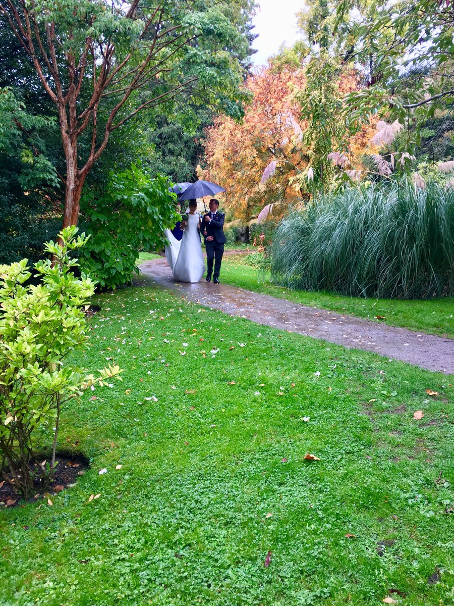 Parksweddings's tweet photo. Even in the rain the Botanical Gardens create a beautiful backdrop for your special day #autumn #parkweddings #caprimarquee #autumncolours #autumnwedding #heritageparkweddings https://t.co/BSH0BZyUnA