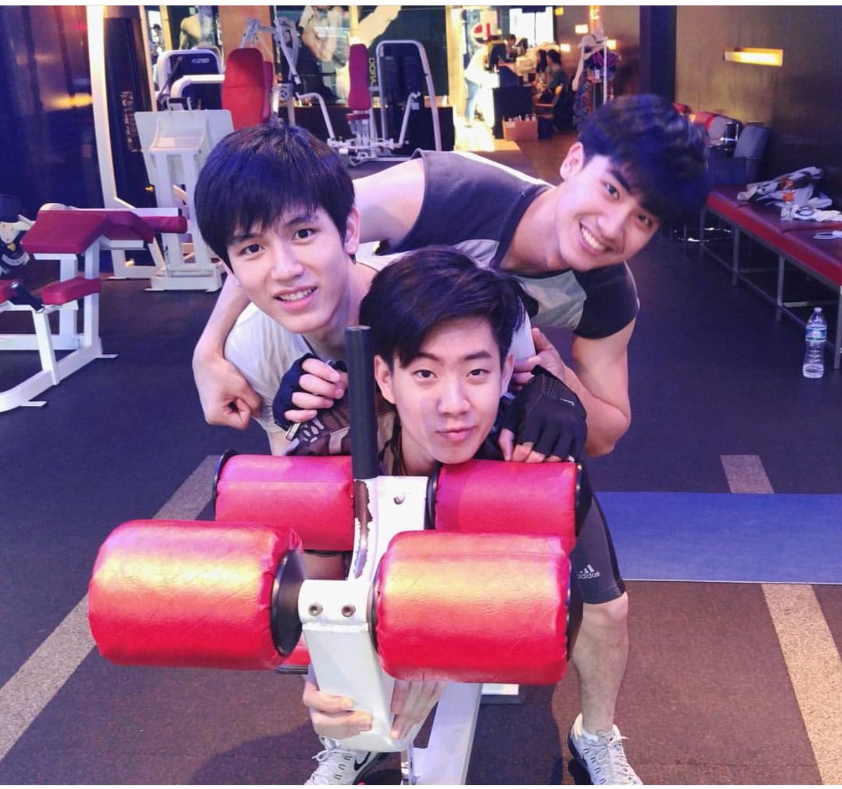 love_choi_hyuk's tweet photo. @Tawan_V เพราะ2คนนี้รู้ทางของตตว. ไง ยัยหินจะคอยอยู่ข้างๆ บอกให้ใจเย็นๆ อย่ารีบ แนะนำนู่นนี่นั่น เดินประกบไม่ห่างเลย ตตว. ก็เหมือนวางใจหิน รู้ใจกันอยู่แล้วไม่ต้องนัดอะไร ปาปี๊ก็เช่นกันแต่ปาปี๊ไม่อ่อนโยน เลยมาในรูปของการด่าผยล แทน 555 https://t.co/Q5jFkilUTt