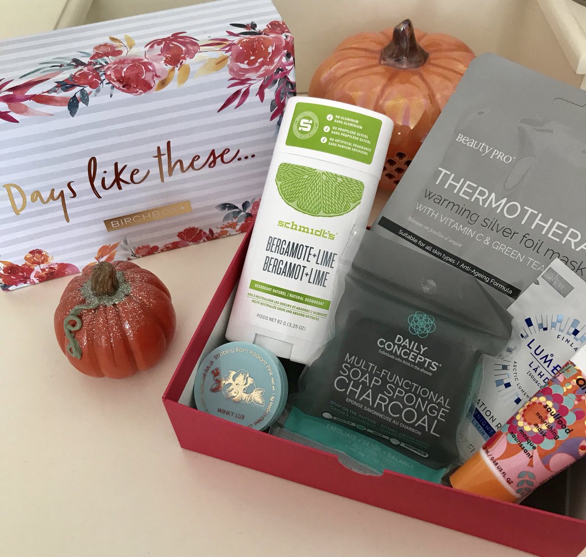 Nicola_Amelia92's tweet photo. My very autumnal @birchboxuk this month, thrilled to pieces with this box!! Three full size products!! So excited to try all these 🍁🍂🎃 #birchboxuk #octoberbirchbox #autumnal #beautyblogger #bloggersintheuk #beautyguru #bloggersunder5k #subscriptionboxes #beautyboxes https://t.co/V4VbicgWEy