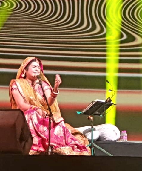 maliniawasthi's tweet photo. Standing Ovation!!!!!
🙏🙏🙏🙏
packed house in mumbai ! #AwadhiJugalbandi 
Thank You #paddyfields2018
@anrman  @PaddyFieldsFest 
#Folk #folkfusion #awadh #maliniawasthi https://t.co/ItXkq9cs6u