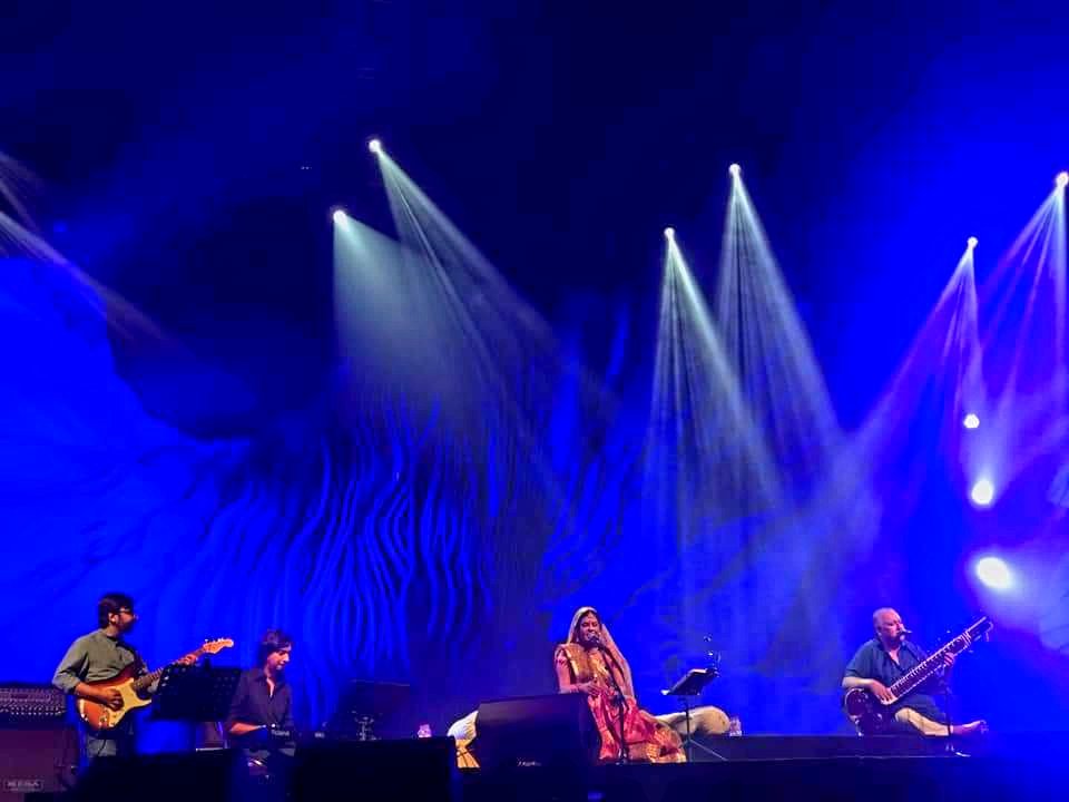 maliniawasthi's tweet photo. Standing Ovation!!!!!
🙏🙏🙏🙏
packed house in mumbai ! #AwadhiJugalbandi 
Thank You #paddyfields2018
@anrman  @PaddyFieldsFest 
#Folk #folkfusion #awadh #maliniawasthi https://t.co/ItXkq9cs6u