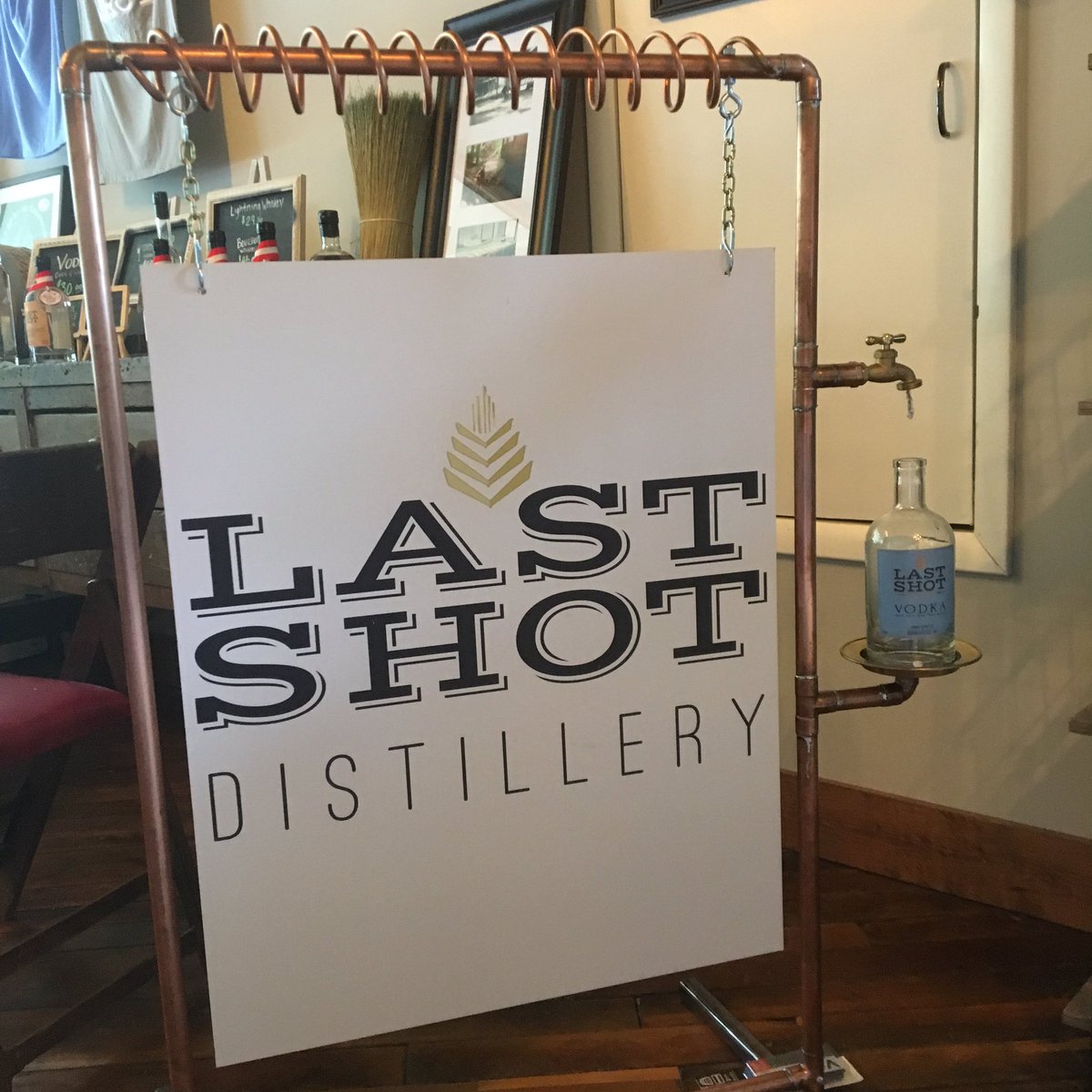 MattSnowManCNY's tweet photo. Fun date day out with @VanessaRWxGal over in #Skaneateles! #wine #spirits #gin #bourbon #anyelasvineyards #lastshotdistillery https://t.co/f8sc3JMOiW