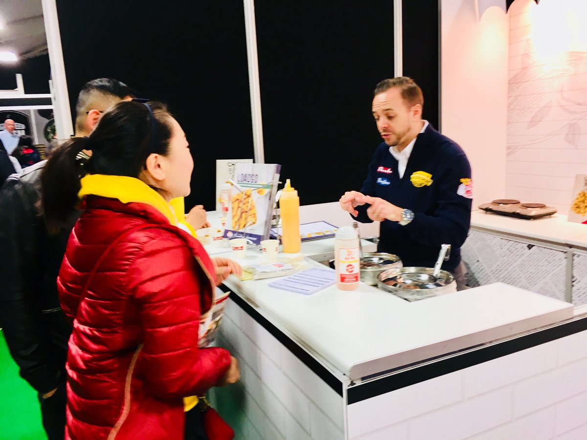 Fry_Magazine's tweet photo. Lots of interest in Kerrymaid cheese sauce for loaded chips #chipstogo #getloaded #propercheesesauce #kerryfoodservice https://t.co/V18mLSlXy4