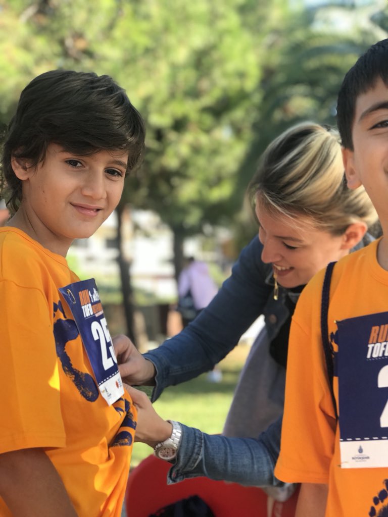DogaTopkapi's tweet photo. Velisi,yöneticisi,öğretmeni her işte hep beraberiz.. Kocaman bir aileyiz🖤 #runtofd @AliRizaLule @nazli10er @AltunbayAdnan @FerhatGulce https://t.co/hmrws2ux1D