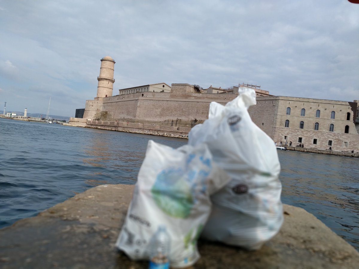 Juneautr's tweet photo. Participer au nettoyage du vieux port, une heure, un sac et demi... Y a encore du boulot mais Marseille est entre de bonnes mains avec @1PieceOfRubbish https://t.co/XKWbIVY2cs