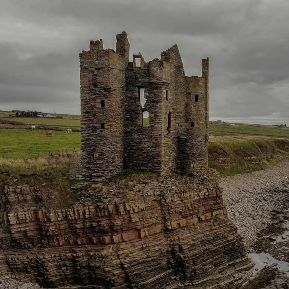 ShoreSeaweed's tweet photo. A bit of Scotland's finest scenery to perk up your Sunday! This is Keiss Castle in Caithness and it looks stunning with those blustery autumnal skies! 

📷 @queenofsabe via @scotland.shots on IG

#Scotland #Caithness #Highlands https://t.co/mlnMqMElFE