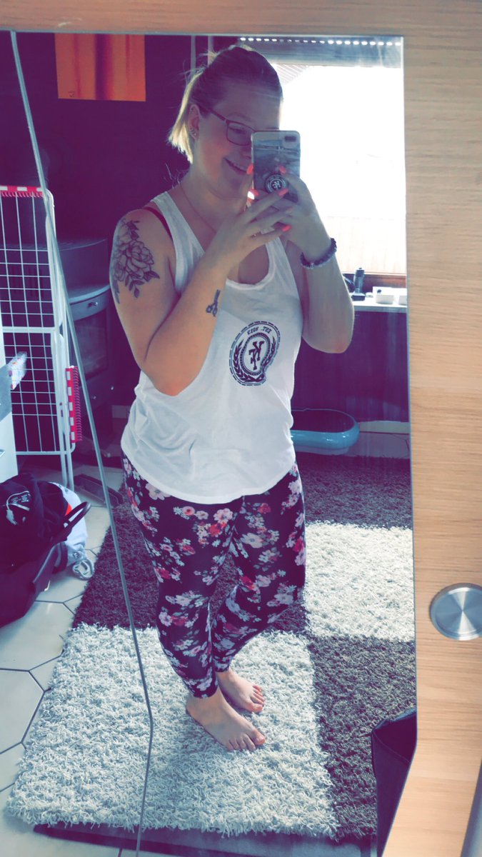 T010316's tweet photo. Das Merch is super bequem und flauschig 😍 ich liebe es so sehr und es ist ein MUSS sich etwas auf der Tour zu kaufen!!!❤️ #München #kayefmerch #Modustour #teamkayeffürimmer ❤️@kayefofficial @jannikbrunke Danke für diesen unvergesslichen Abend!❤️ ❤️031018❤️ https://t.co/6h6A6f5hhR