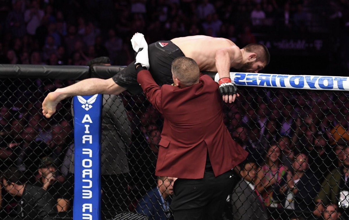 jb_whu's tweet photo. Drake you should have stayed home with ke ke  😂😂😂
#UFC229 https://t.co/D8N5hkNW2H