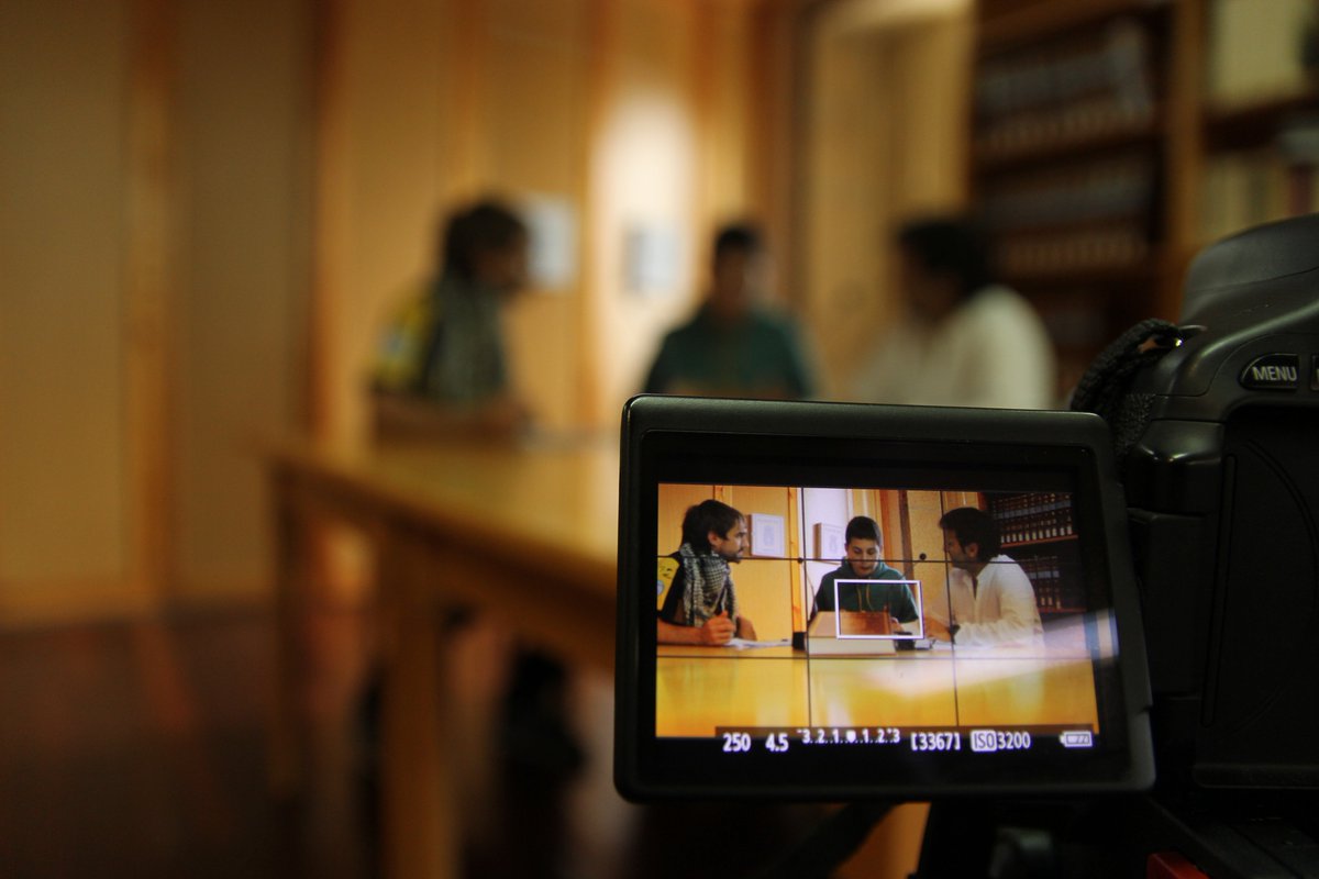 somosgingko's tweet photo. O Curso de Iniciación ás Curtametraxes trae historias de animais exóticos en #Vedra Estamos a cociñar dúas curtas feitas pola veciñanza. O resultado en 4 horas. Imos #alumedecarozo no #LAVmov con @Senunpeso_AC 😅🎬 https://t.co/0PJBM5mD8a