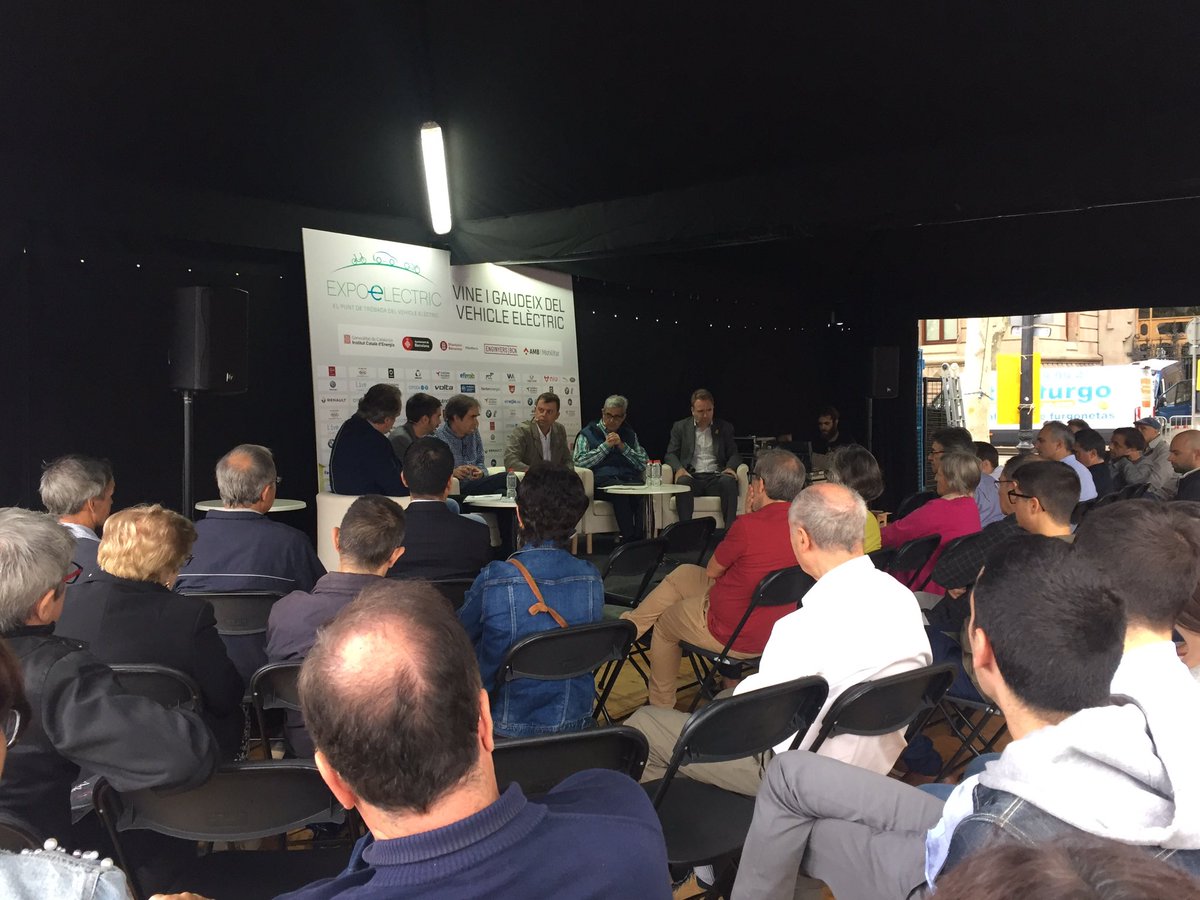 energiacat's tweet photo. En Francesc Mauri sobre un any més els eCol.loquis a l’ @Expoelectric per aclarir tots els dubtes sobre el #vehicleelectric @MeteoMauri @sostAMB @GremidelMotor @Improva_con @rblancafort #Expoelectric2018 #TransicióEnergètica https://t.co/3pFWn7kuE4