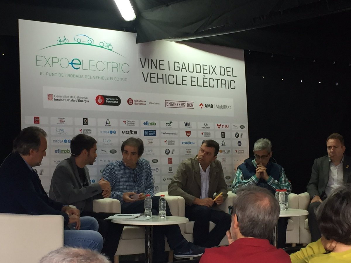 energiacat's tweet photo. En Francesc Mauri sobre un any més els eCol.loquis a l’ @Expoelectric per aclarir tots els dubtes sobre el #vehicleelectric @MeteoMauri @sostAMB @GremidelMotor @Improva_con @rblancafort #Expoelectric2018 #TransicióEnergètica https://t.co/3pFWn7kuE4