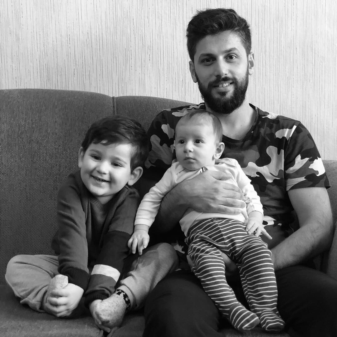 İlk fotoğrafta (1989) babamın kucağında ben ve yanında ağabeyim...
İkinci fotoğrafta (2018) benim kucağımda oğlum ve yanımda yeğenim...
🧔🏻 👨‍👦‍👦 
#family #blackwhitephoto #father #child #son #brother #oldphoto #nostalgia #familygoals