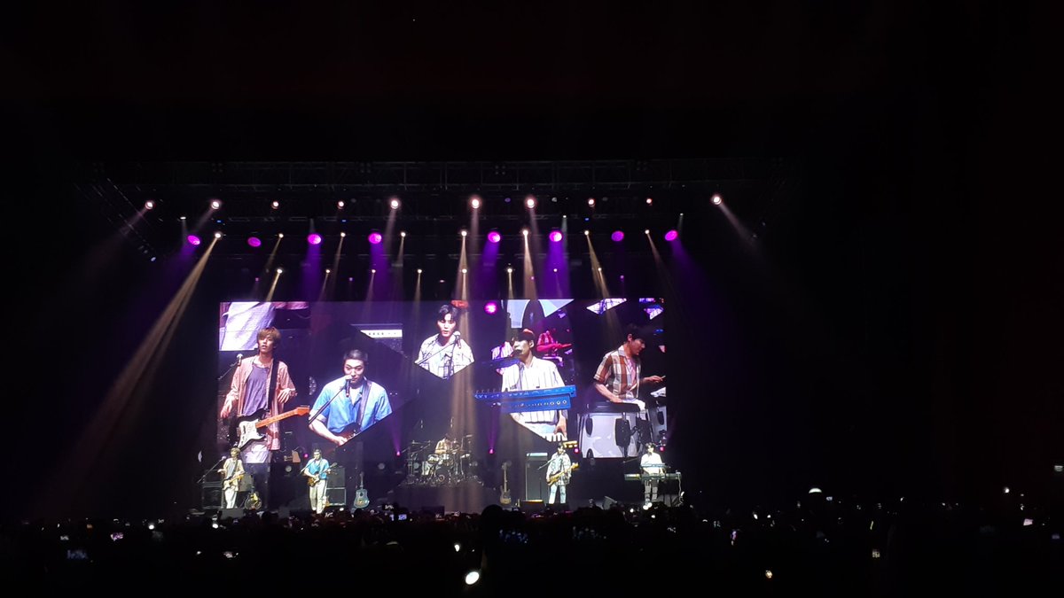 d6desu's tweet photo. the only decent pics i took because all 5 of them were on the big screen 😂 #DAY6inManila https://t.co/znhQZJWdRI