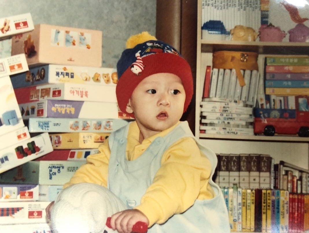 《 EARLY YEARS 》Donghyuk since a young age has been exposed in intellectual stuff (see pic 1, those in the background are puzzles and books), and his talents started since then. He attended ballet classes in such a young age and learned how to play piano as well. 