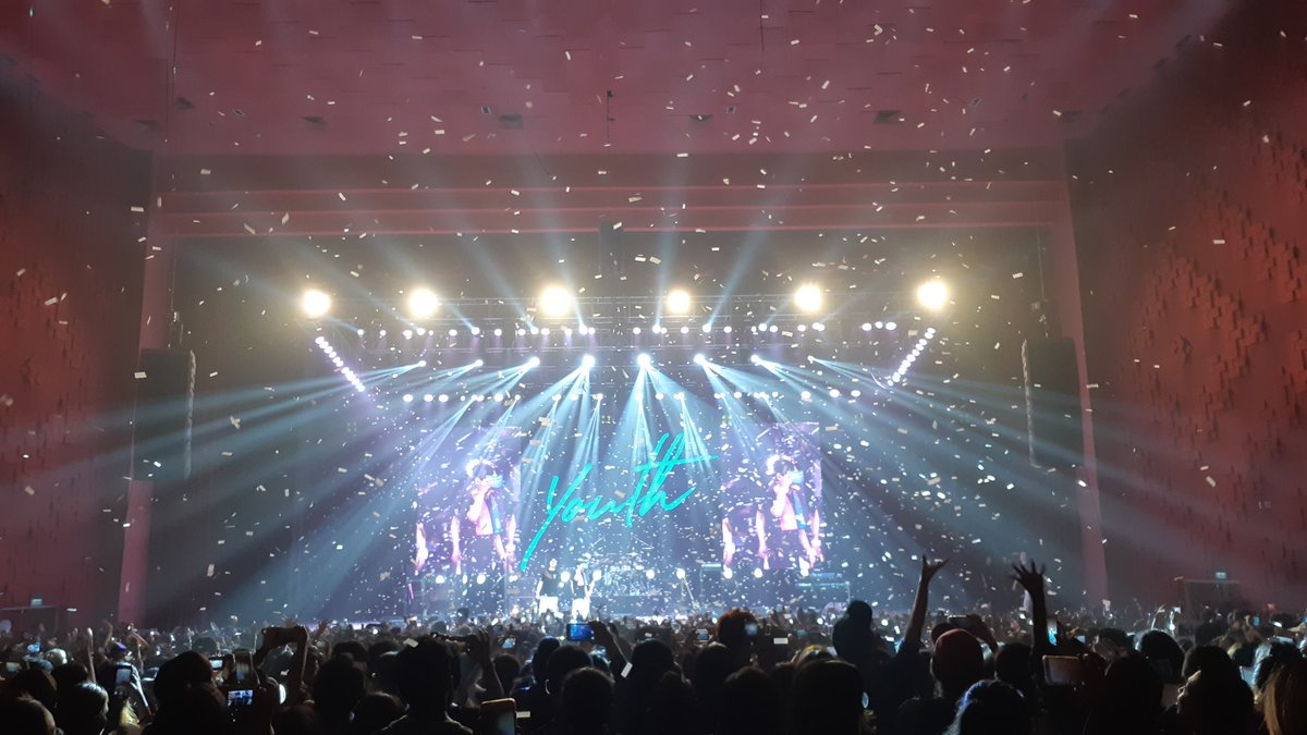 d6desu's tweet photo. DAY6 and My Days ♡♡♡ this will always be my favorite view 😊 #DAY6inManila https://t.co/2dxRFJgdyw
