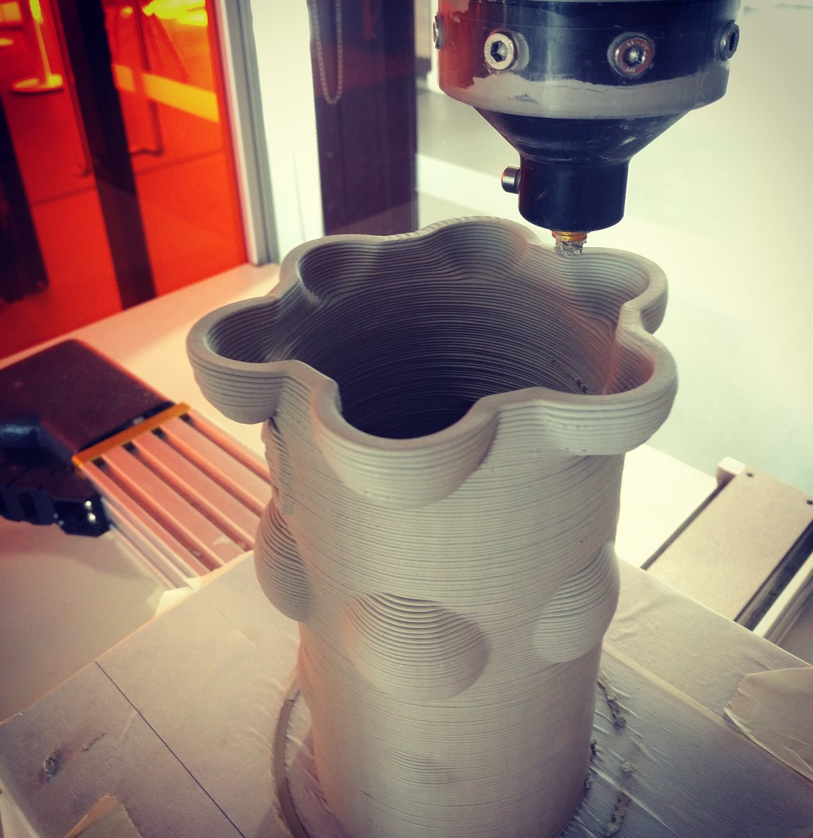 helena_ambrosio's tweet photo. Sunday print day @MiddlesexUni @MDXSAT @MDXDEM #3dpotter #3dceramics #3dprinting #clayprinting #datainformsdesign https://t.co/sdTa4XSdOf