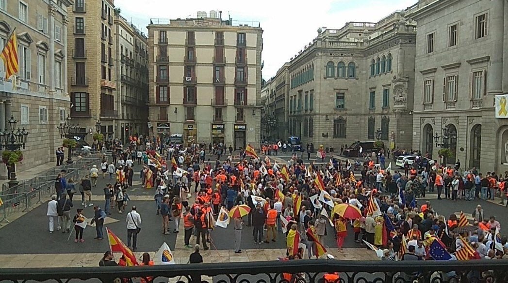 Hoy están pasando estas 2 cosas en Catalunya.

A ver qué te explican en la tele.
