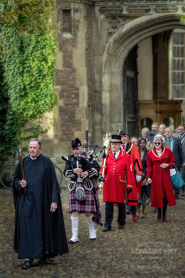 acambridgediary's tweet photo. The procession from @TrinCollCam to @GreatStMarys for this morning's #justiceservice @HSCambs #churchofengland #highsheriff #cambridgeshire A portrait picture of Cambridge every day since 2010. (No 3104) Sunday 7th October 2018. Visit the website at https://t.co/slWiBQ0fPc https://t.co/qfnRp1xm8S
