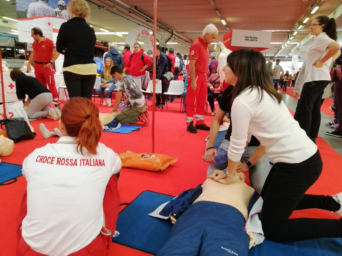 crocerossa's tweet photo. Non è mai troppo presto per imparare le manovre salvavita pediatriche! Ecco piccoli e grandi allievi durante le Mass Training che si tengono al padiglione CRI del #REAS2018, il Salone Internazionale dell'Emergenza https://t.co/hYO7PGczJf