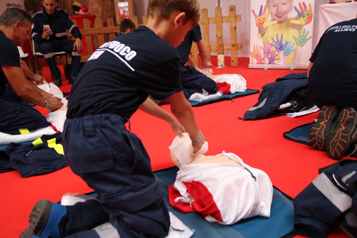 crocerossa's tweet photo. Non è mai troppo presto per imparare le manovre salvavita pediatriche! Ecco piccoli e grandi allievi durante le Mass Training che si tengono al padiglione CRI del #REAS2018, il Salone Internazionale dell'Emergenza https://t.co/hYO7PGczJf