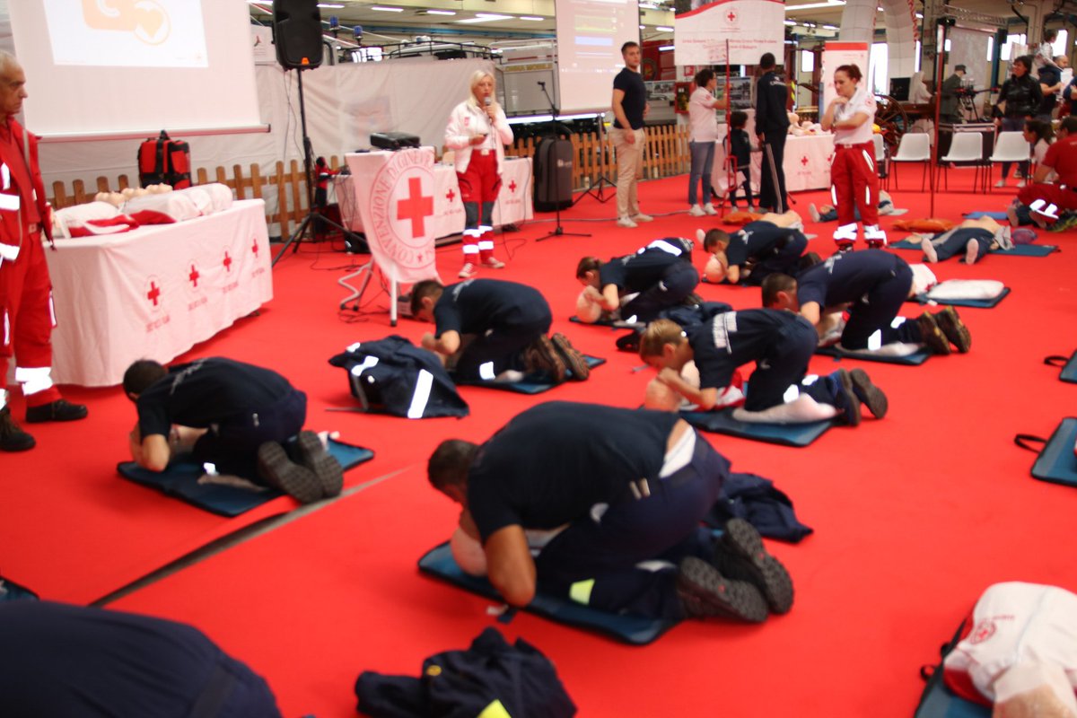 crocerossa's tweet photo. Non è mai troppo presto per imparare le manovre salvavita pediatriche! Ecco piccoli e grandi allievi durante le Mass Training che si tengono al padiglione CRI del #REAS2018, il Salone Internazionale dell'Emergenza https://t.co/hYO7PGczJf