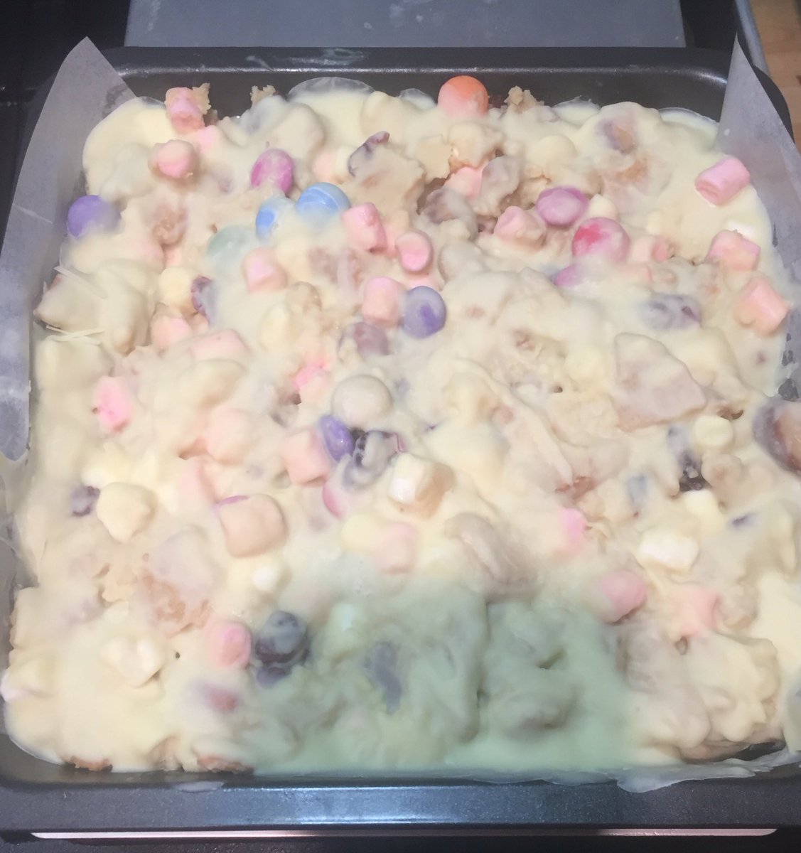lucy_lockets_'s tweet photo. 💕custard cream,fudge &amp; smarties rockyroad! new combos2come.thinking 🎩is on!caramac? Biscoff?,Bourbon biscuits? So many2choose from! combos2follow soon!🤔 #foodie #bake #cake #rockyroad #chocolate #foodphoto #chelmsford #essex #marshmallow #custardcreams #biscuit #weekend https://t.co/yV5xWi6dLw