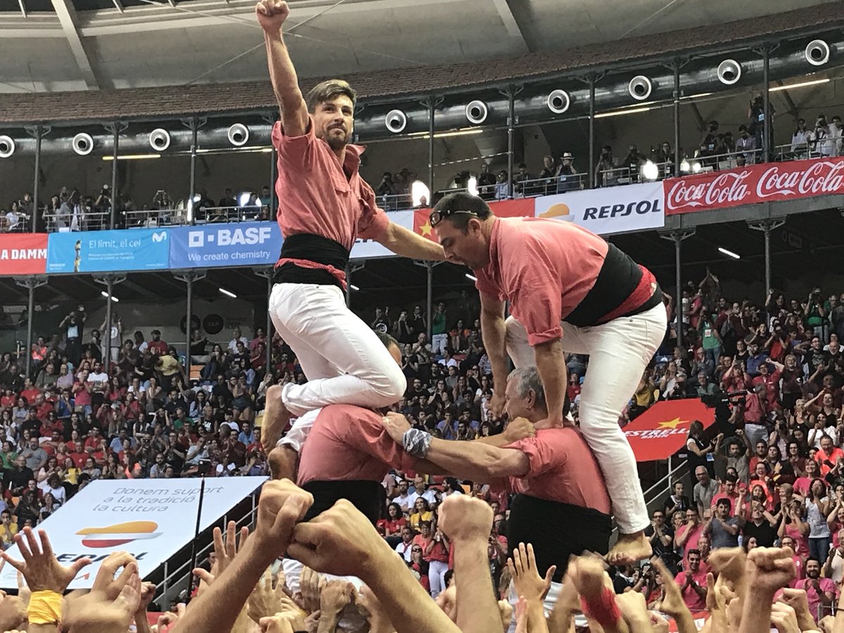 CastellsEnXarxa's tweet photo. La @collavella descarrega el 2d8! Quina execució! Fantàstiiic i apassionant el @concurscastells dels rosats! Ha tremolat tota la plaça! Quina passadaaaaaa! 😱😱😱👏🏻👏🏻👏🏻👏🏻
#CastellsEnXarxa
#castellers
#SensacióConcurs https://t.co/8vab8wSy0m