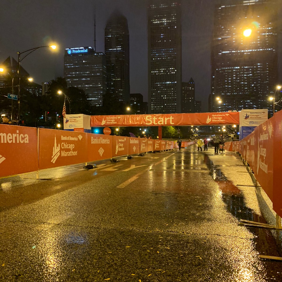 Good morning, runners! There's a marathon in front of you and a medal waiting for you. Good luck out there! #ChicagoMarathon