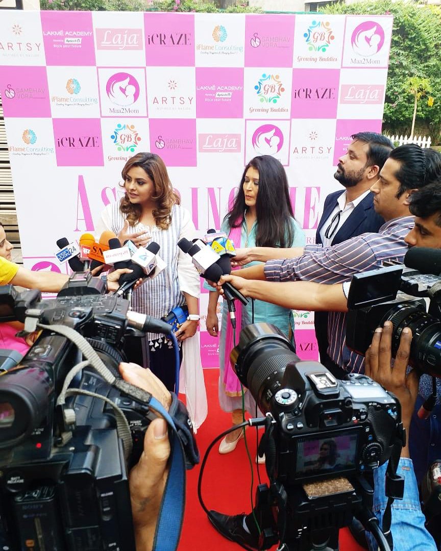 teleworldin's tweet photo. .@honeybhagnani giving media bytes with @AspiringShe @SaumyataTiwari about women empowerment
.
#DeepshikhaDeshmukh #LOVEORGANICALLY  #Producer #Entrepreneur https://t.co/BzgiHAmpO2
