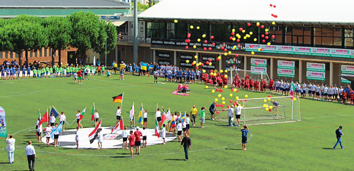 Avui, si la pluja ens deixa, donàrem la benvinguda amb els nostres ritmes als equips de futbol d'arreu del món participants del torneig #KommMit <a href="/pinedademar/">Ajuntament de Pineda</a> #SomCultura #SomlaFesta <a href="/xavieramor/">Xavier Amor</a> <a href="/santiagomacip/">Santiago Macip</a> <a href="/Biosca13e/">Sílvia Biosca Estopà</a> <a href="/soniamoraleda/">sonia moraleda</a> <a href="/CanXaubet/">CanXaubet</a> <a href="/RadioPinedaFM/">Ràdio Pineda</a> <a href="/visitpineda/">Visit Pineda de Mar</a>