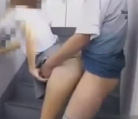 ynf92ip's tweet photo. 変態カップルが階段で中出しセックス撮影 https://t.co/WfLpA61sZT https://t.co/VlKlNJwgQS